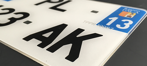 Zoom sur la plaque moto en plexiglas