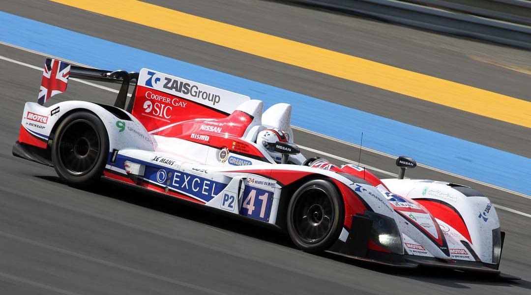 Course De Voiture De Sport Rouge Sur La Route La Nuit Avec Des