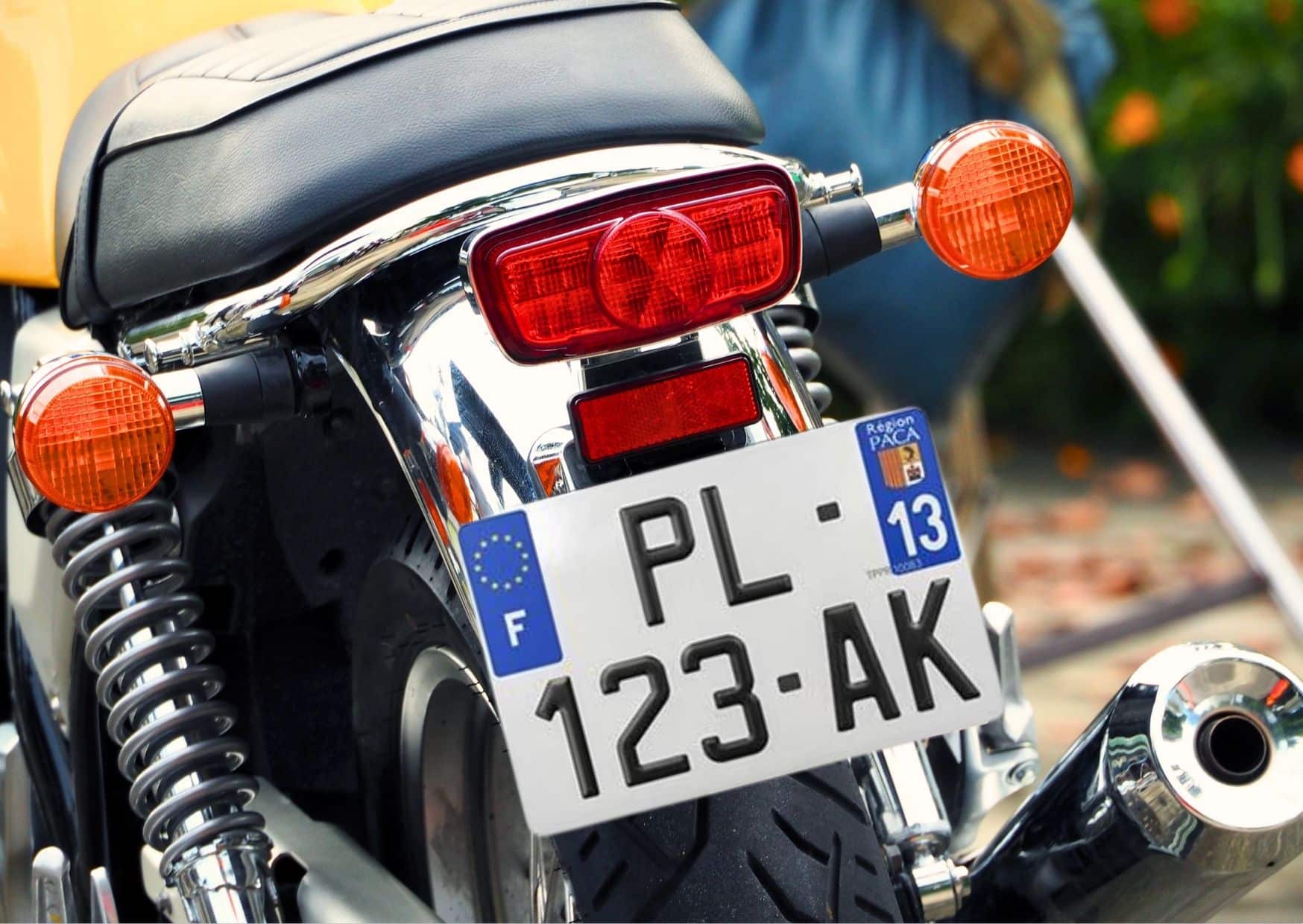 Plaque moto non conforme : ces plaques interdites en France Plaque moto non conforme : ces plaques interdites en France