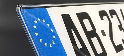Homogénéité des couleurs pour la plaque d'immatriculation plexi premium pour votre auto